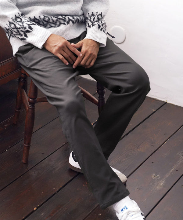 チャコールグレー